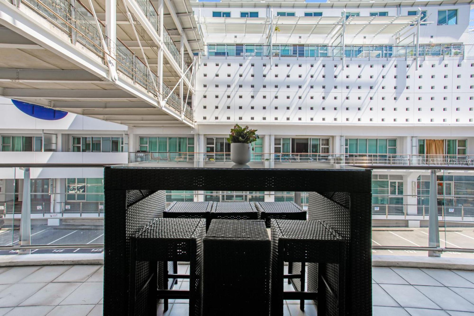 Spacious Newly Renovated Princes Wharf 1br *