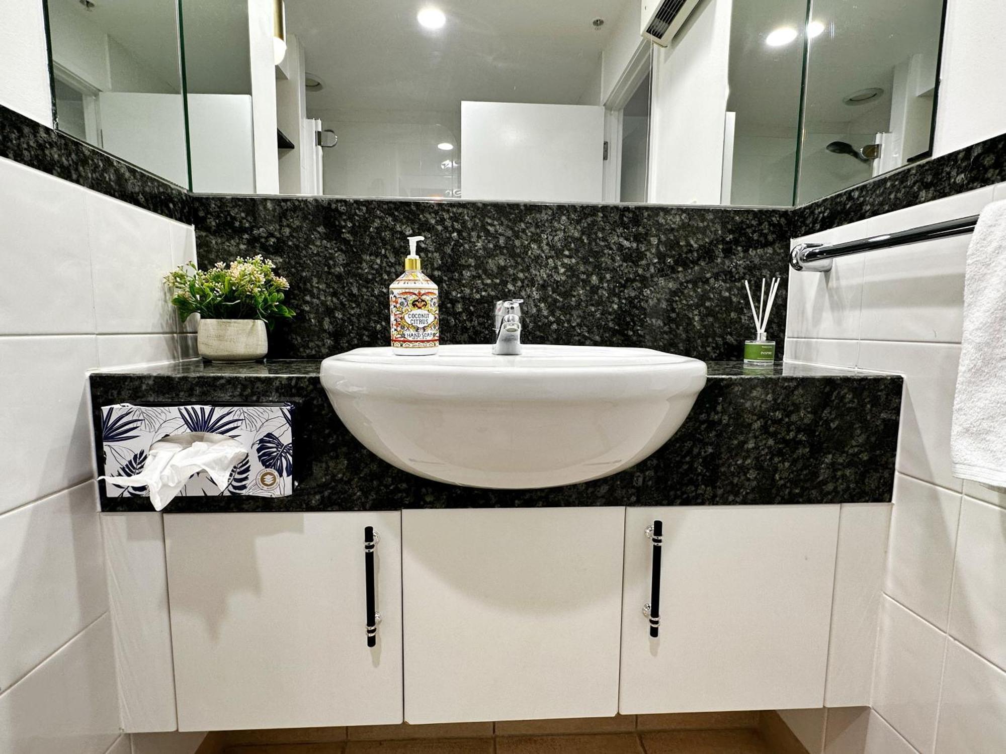 Spacious Park Views With Spa, Pool, Gym, Netflix *