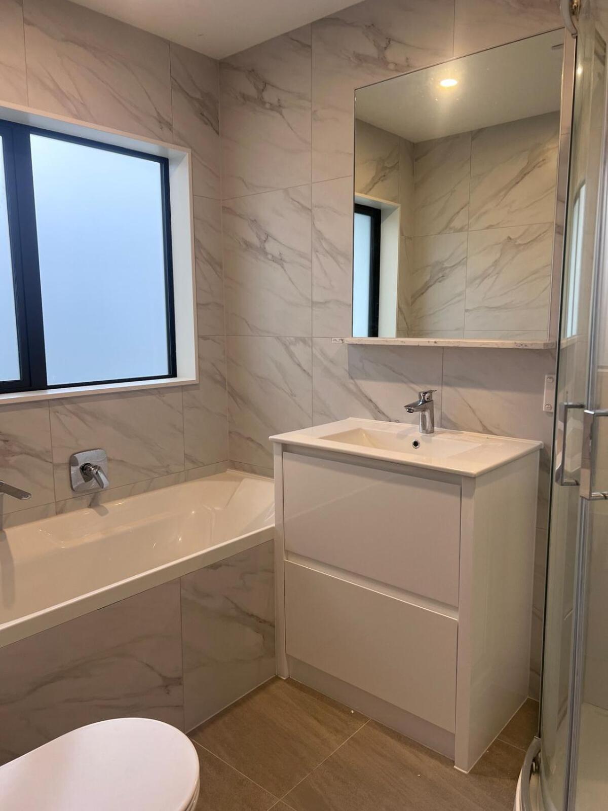 Holiday home Spacious And Modern - 12 Minute Drive From Cbd! *