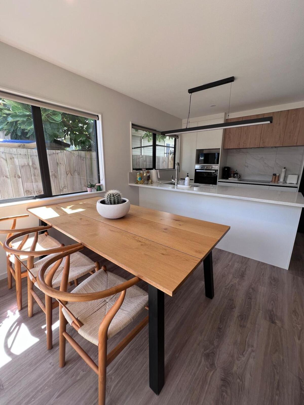 Holiday home Spacious And Modern - 12 Minute Drive From Cbd!