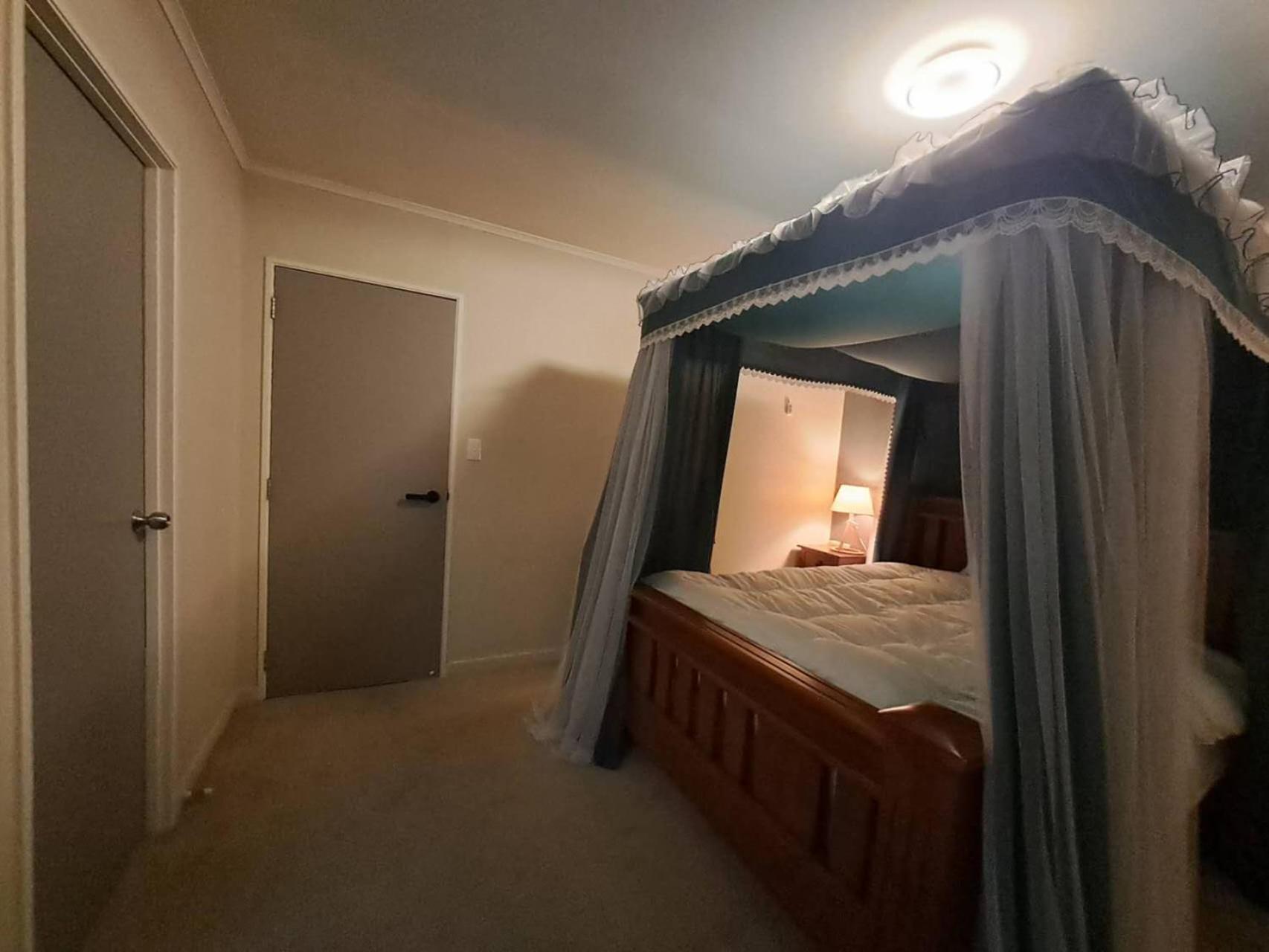 Homestay In Remuera With Free Street Carpark, Handy Close To Cuisine Restaurant And Public Transportation Auckland