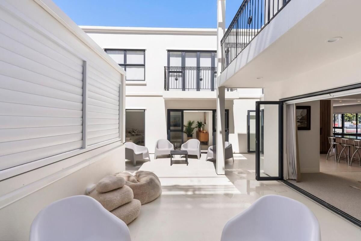 Coastal Chic - Luxury At The Holiday home