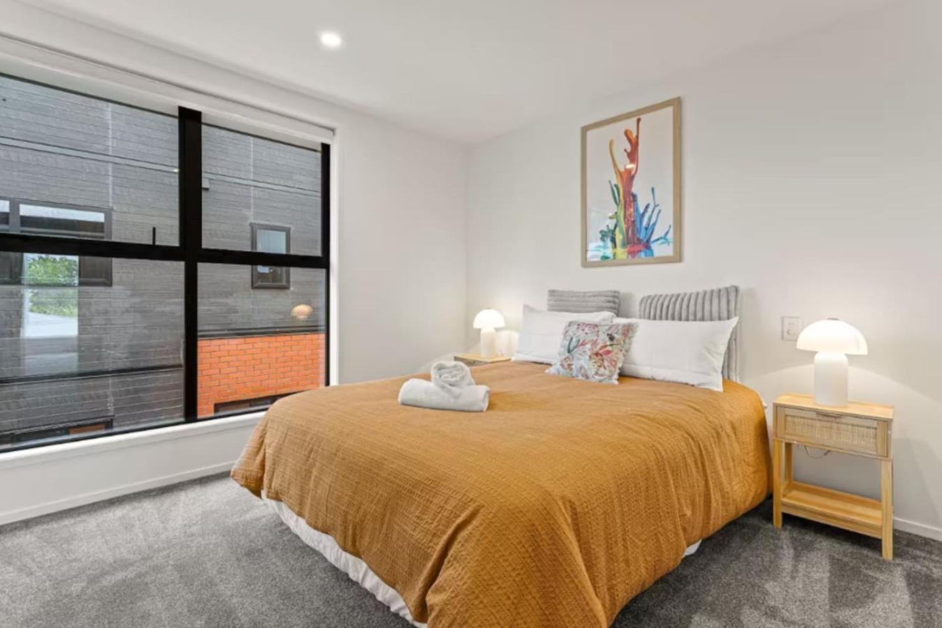 Modern And Bright 2 Bed