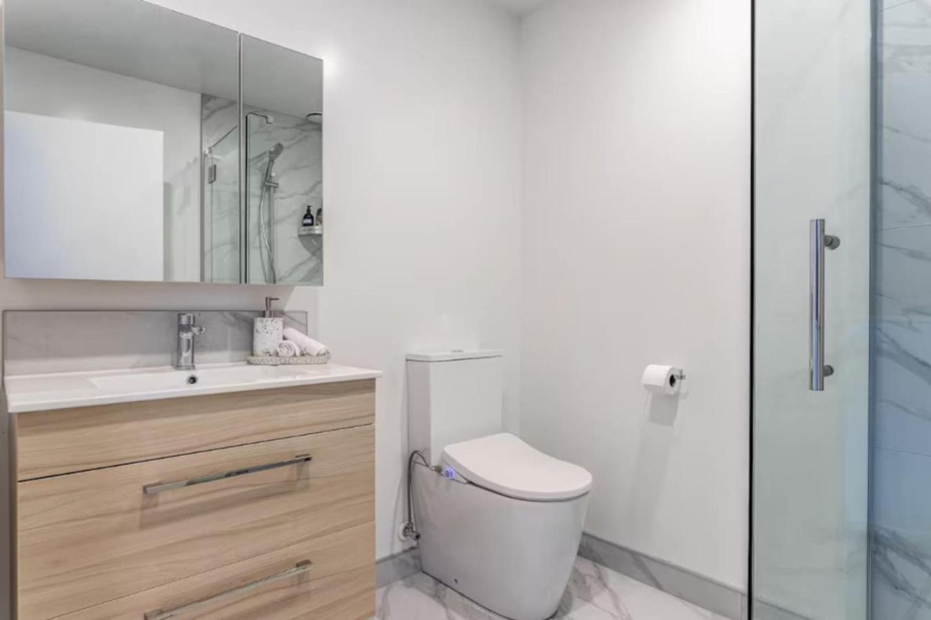 Modern And Bright 2 Bed Auckland