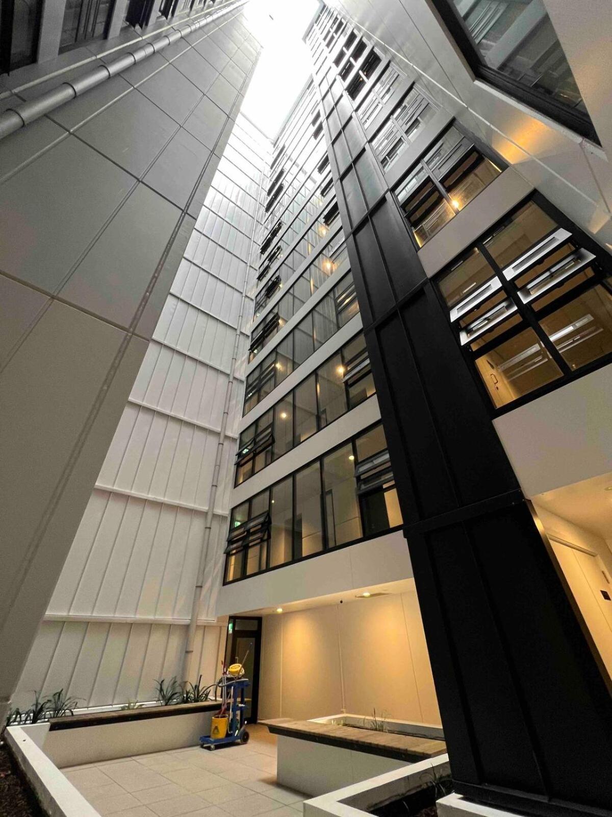 Elegant Center Stay, Stylish Living