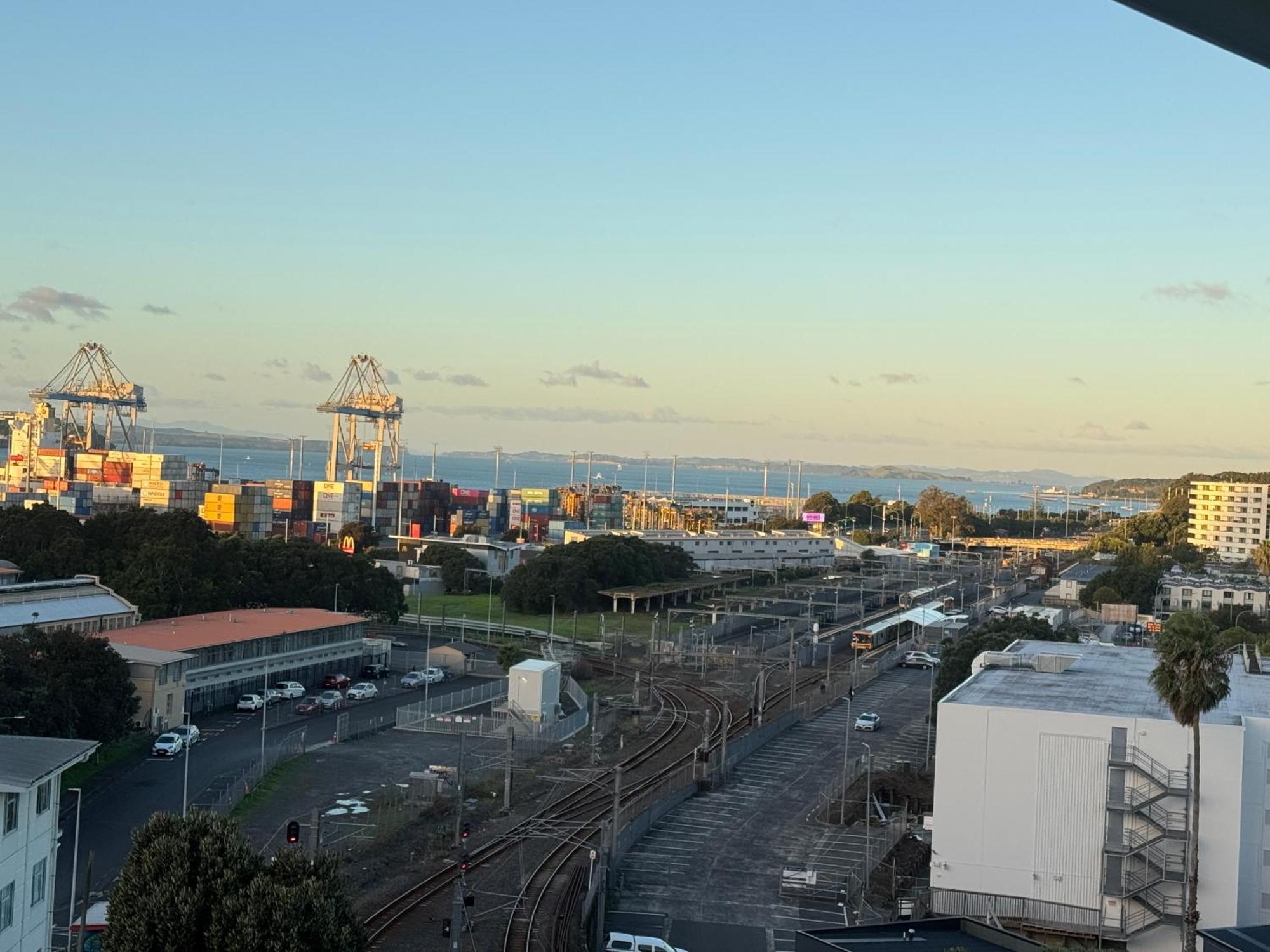 Apartment Luxury Penthouse 2 Bd 2 Bth 2 Carparks Pool