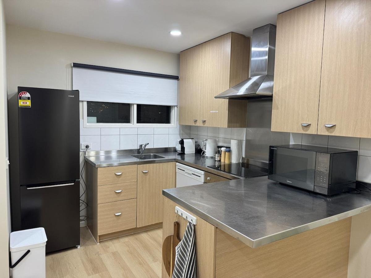 Luxury Penthouse 2 Bd 2 Bth 2 Carparks Pool Apartment