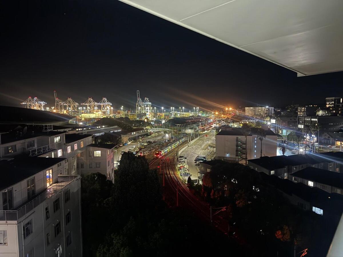 Apartment Luxury Penthouse 2 Bd 2 Bth 2 Carparks Pool *