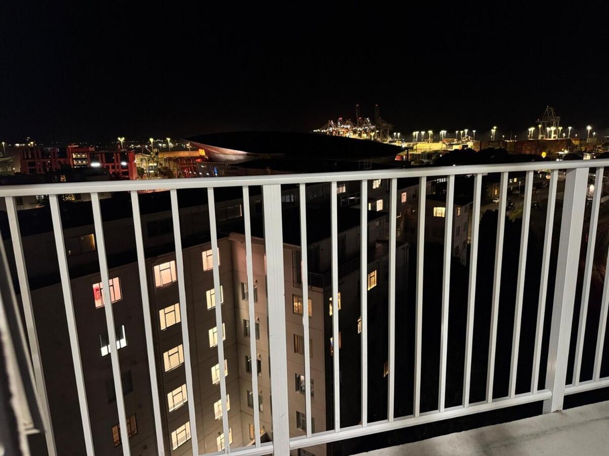 Luxury Penthouse 2 Bd 2 Bth 2 Carparks Pool Apartment