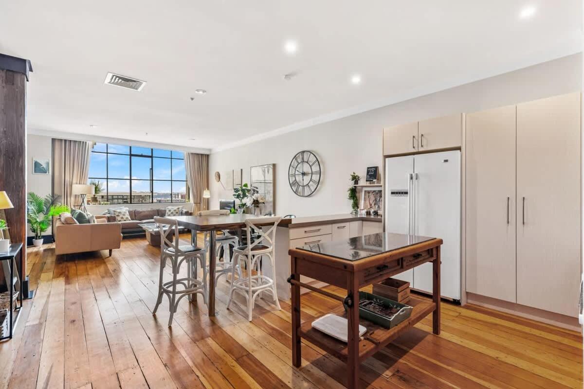 Spacious 2br In Cbd Pool Gym Parking Apartment