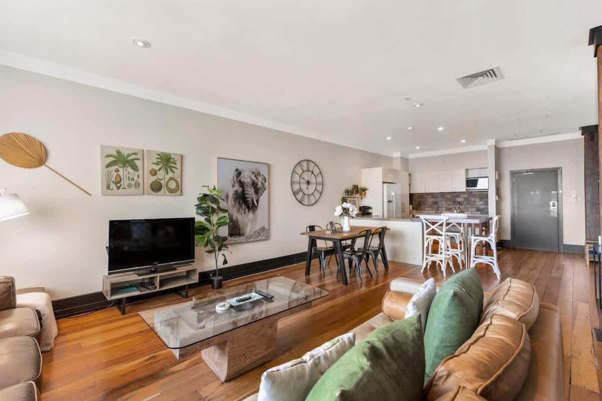 Spacious 2br In Cbd Pool Gym Parking Apartment *