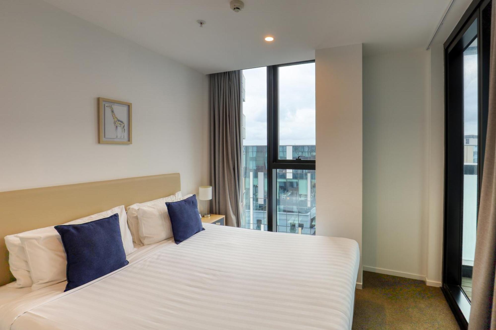 Hotel Ramada By Wyndham Victoria Street West 4*