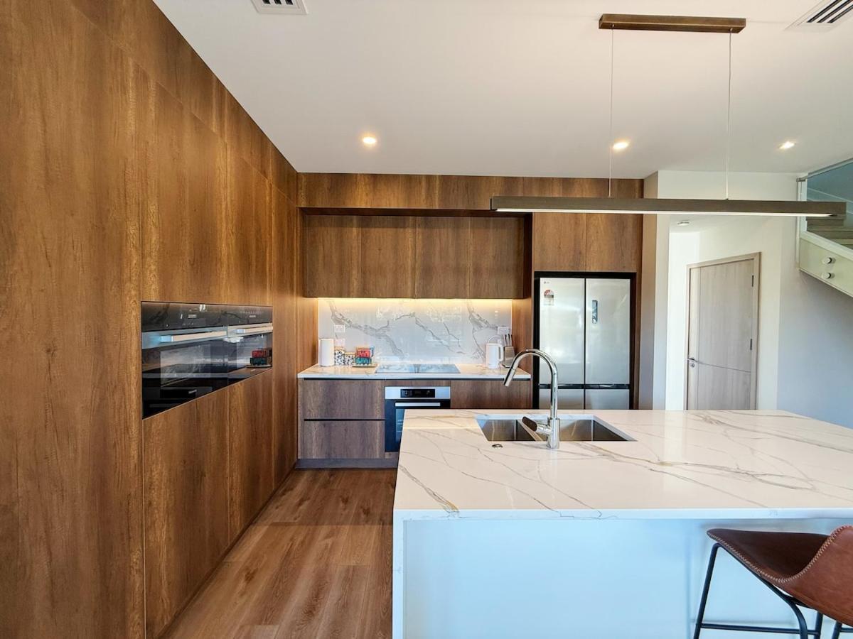 Brand-new Luxury 5 Bedroom House In Epsom Villa *