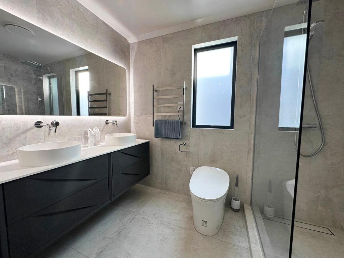 Brand-new Luxury 5 Bedroom House In Epsom Villa