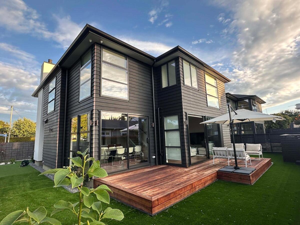 Villa Brand-new Luxury 5 Bedroom House In Epsom