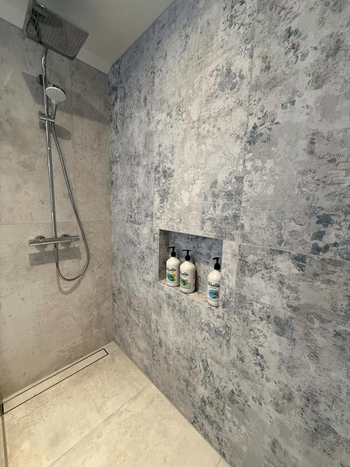 Villa Brand-new Luxury 5 Bedroom House In Epsom *