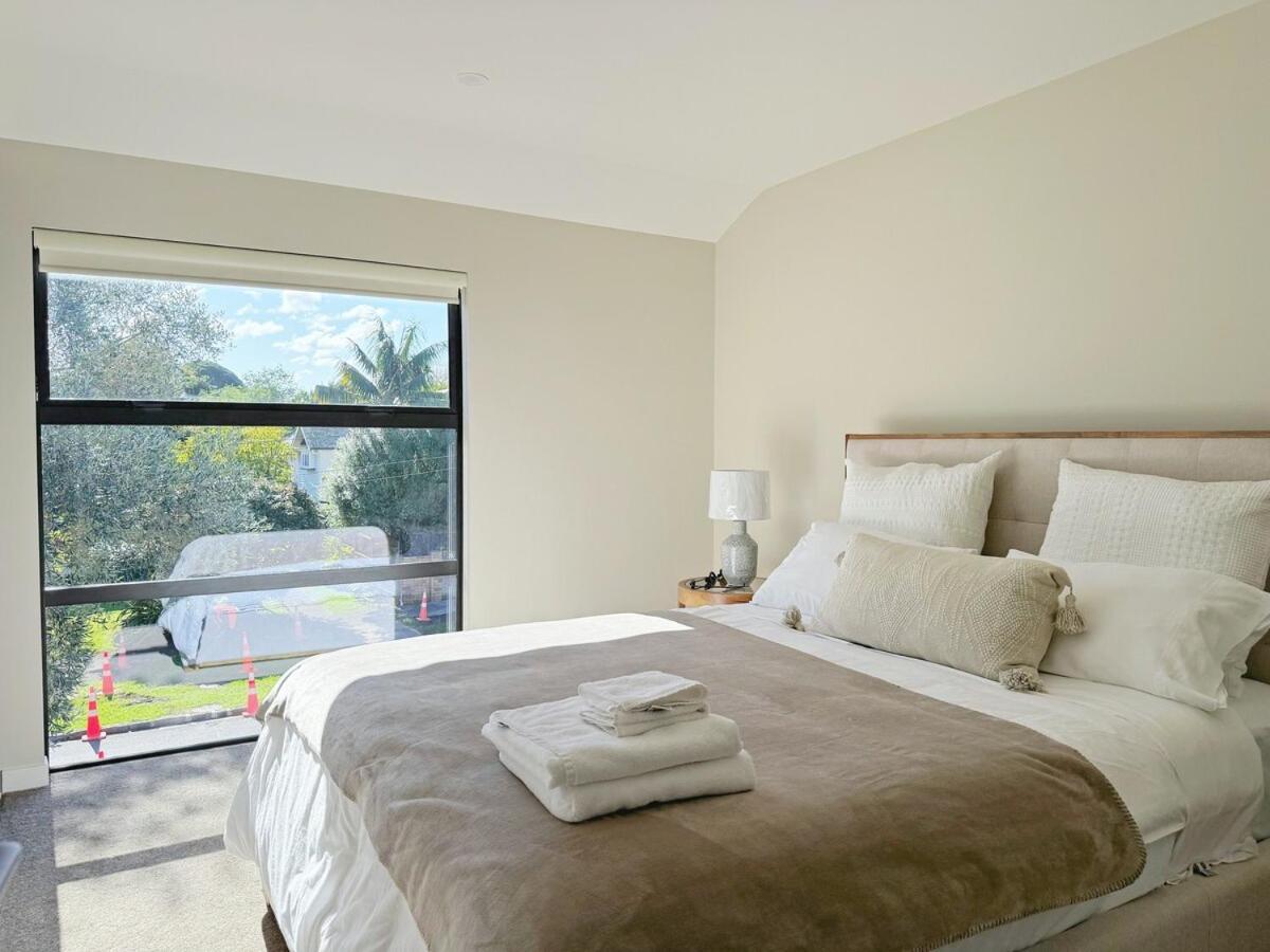 Brand-new Luxury 5 Bedroom House In Epsom *