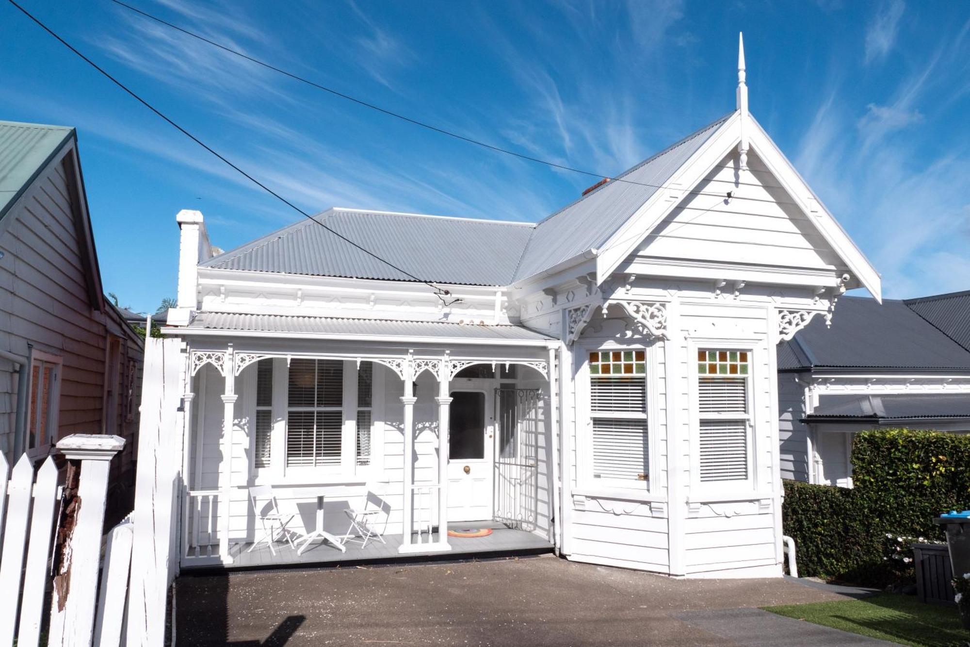 Charming Nestled Away In The Centre *