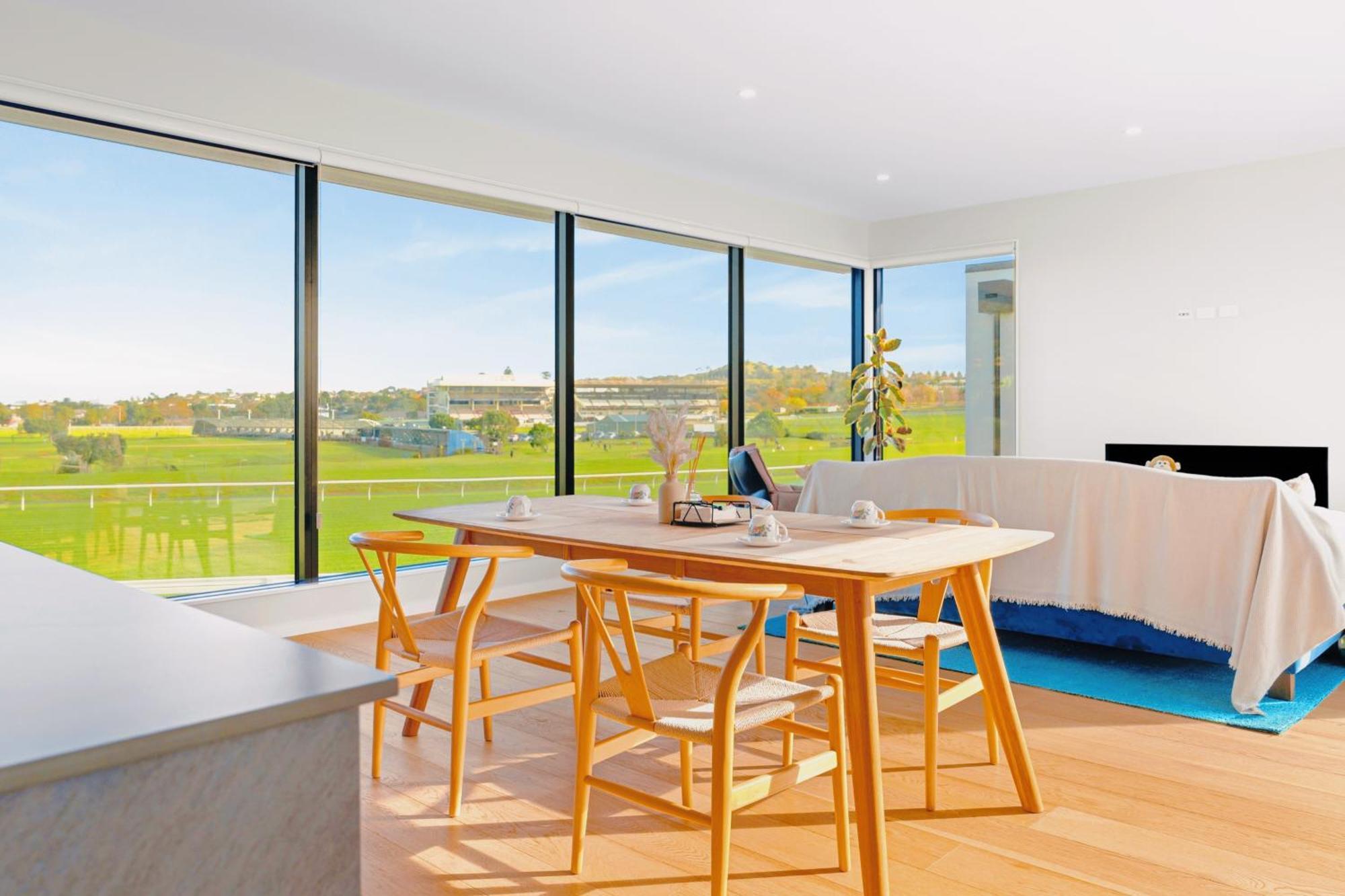 Panoramic Racecourse View - A Quiet Family Over The Turf Apartment Auckland