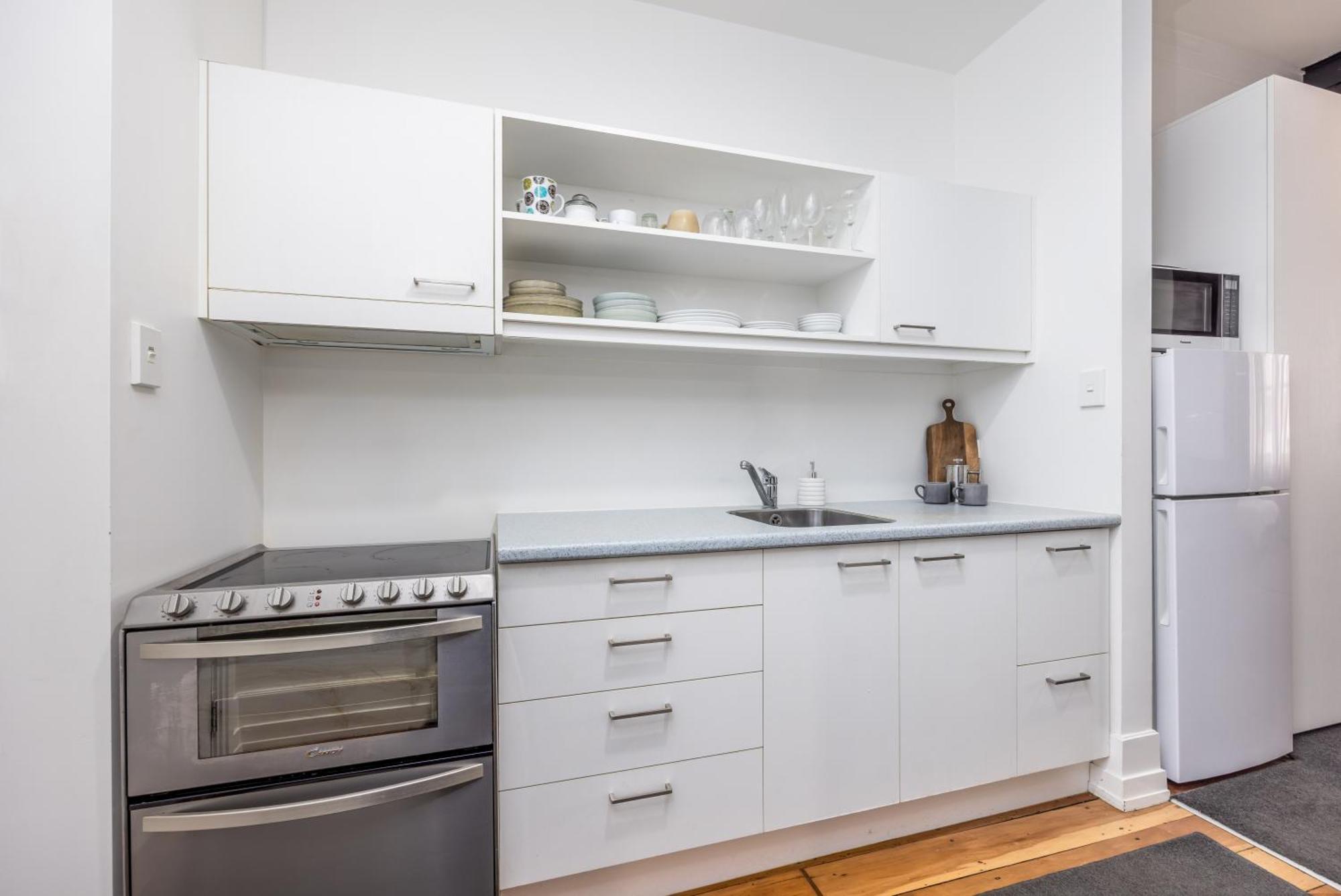 Stylish Retreat With Views In Cbd Apartment
