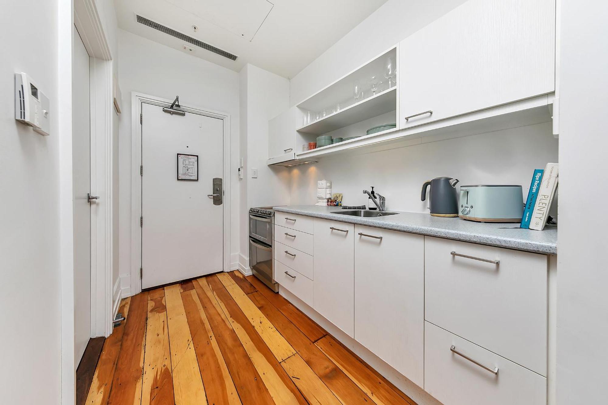 Stylish Retreat With Views In Cbd *