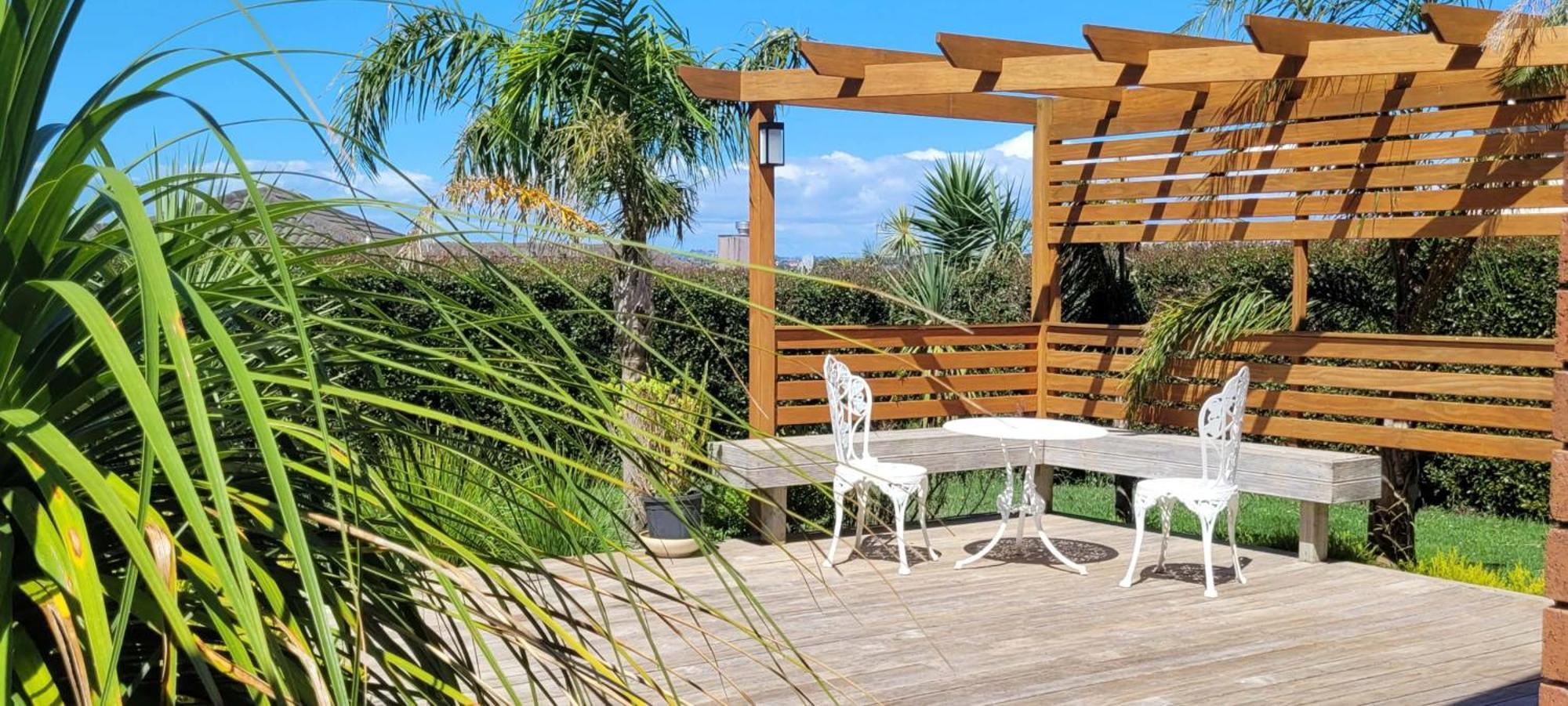 Elevated Family Sized Guest-house With Beautiful Views *
