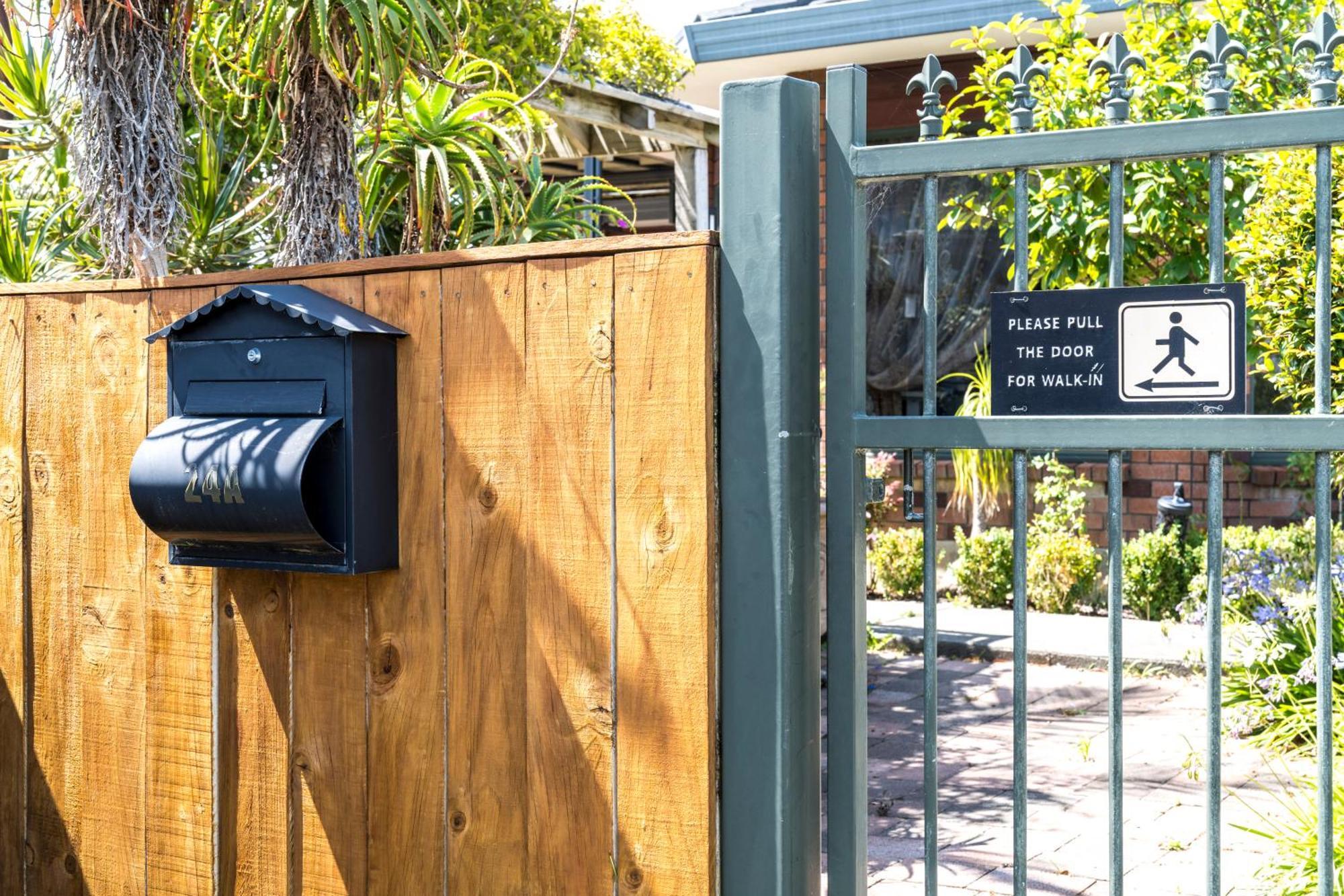 Guest house Elevated Family Sized Guest-house With Beautiful Views Auckland