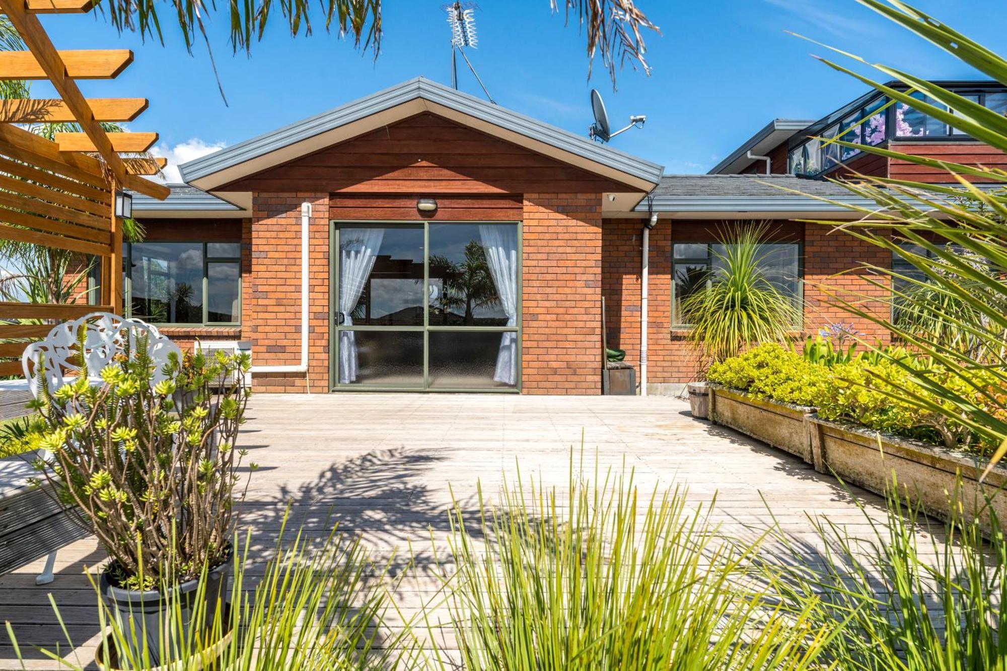 Elevated Family Sized Guest-house With Beautiful Views Guest house