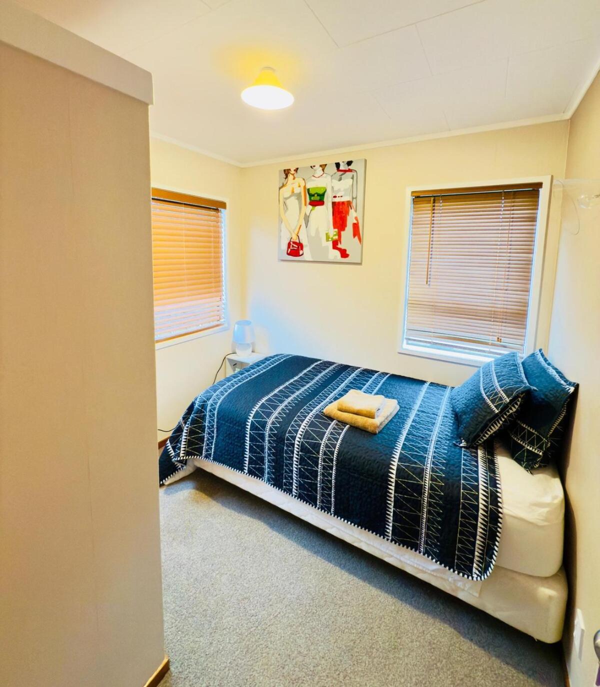 Two Bedroom Airport Flat Free Wi-fi Parking Peaceful Apartment *