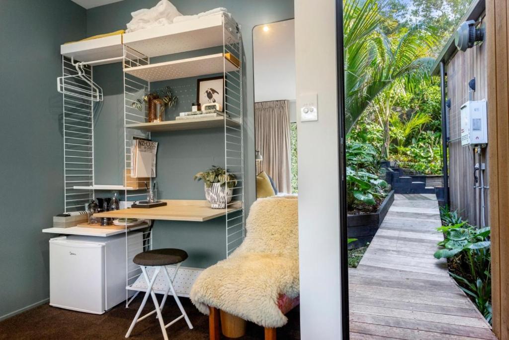 Romantic Retreat, Hot Tub, Glasshouse, Ensuite Apartment