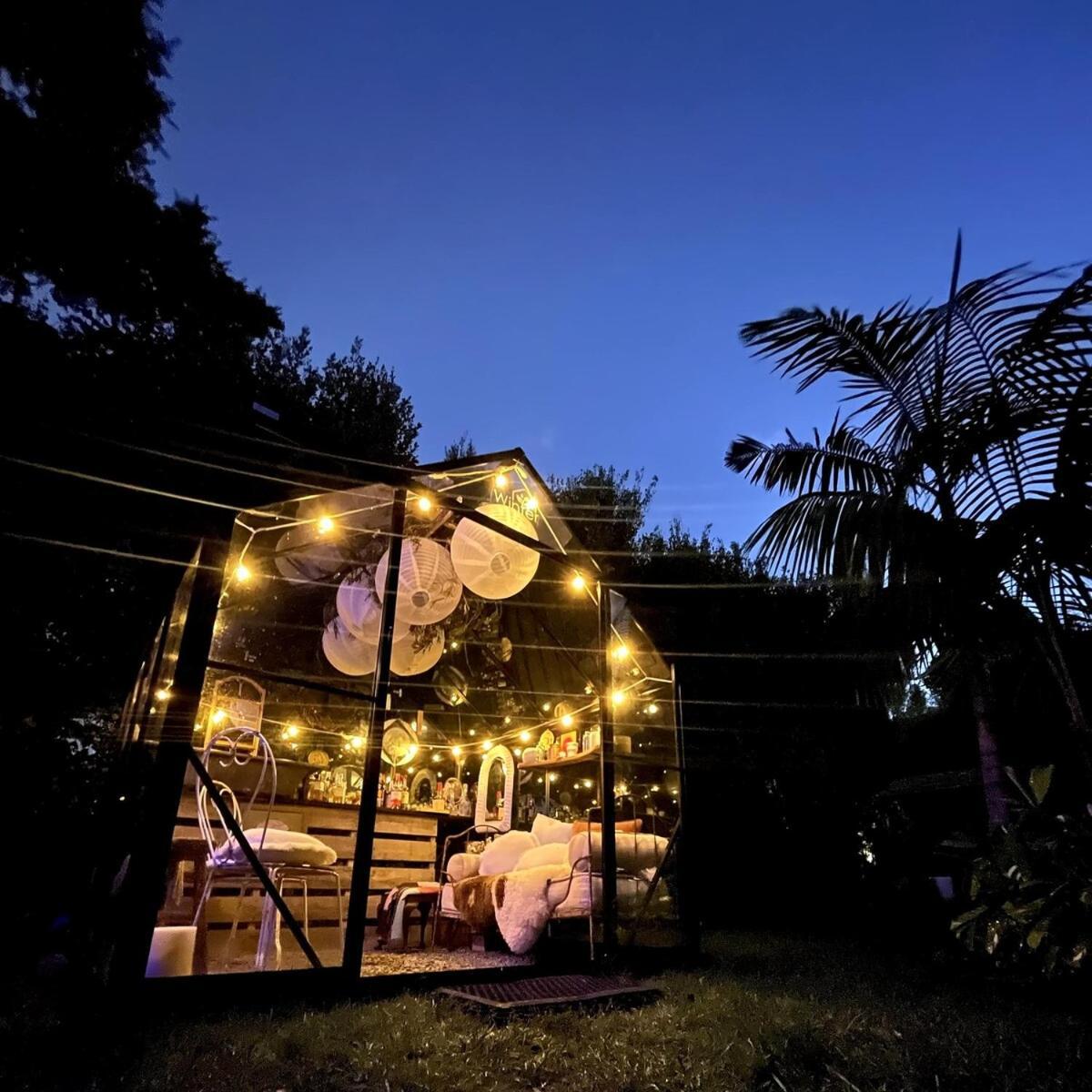 Romantic Retreat, Hot Tub, Glasshouse, Ensuite Apartment *