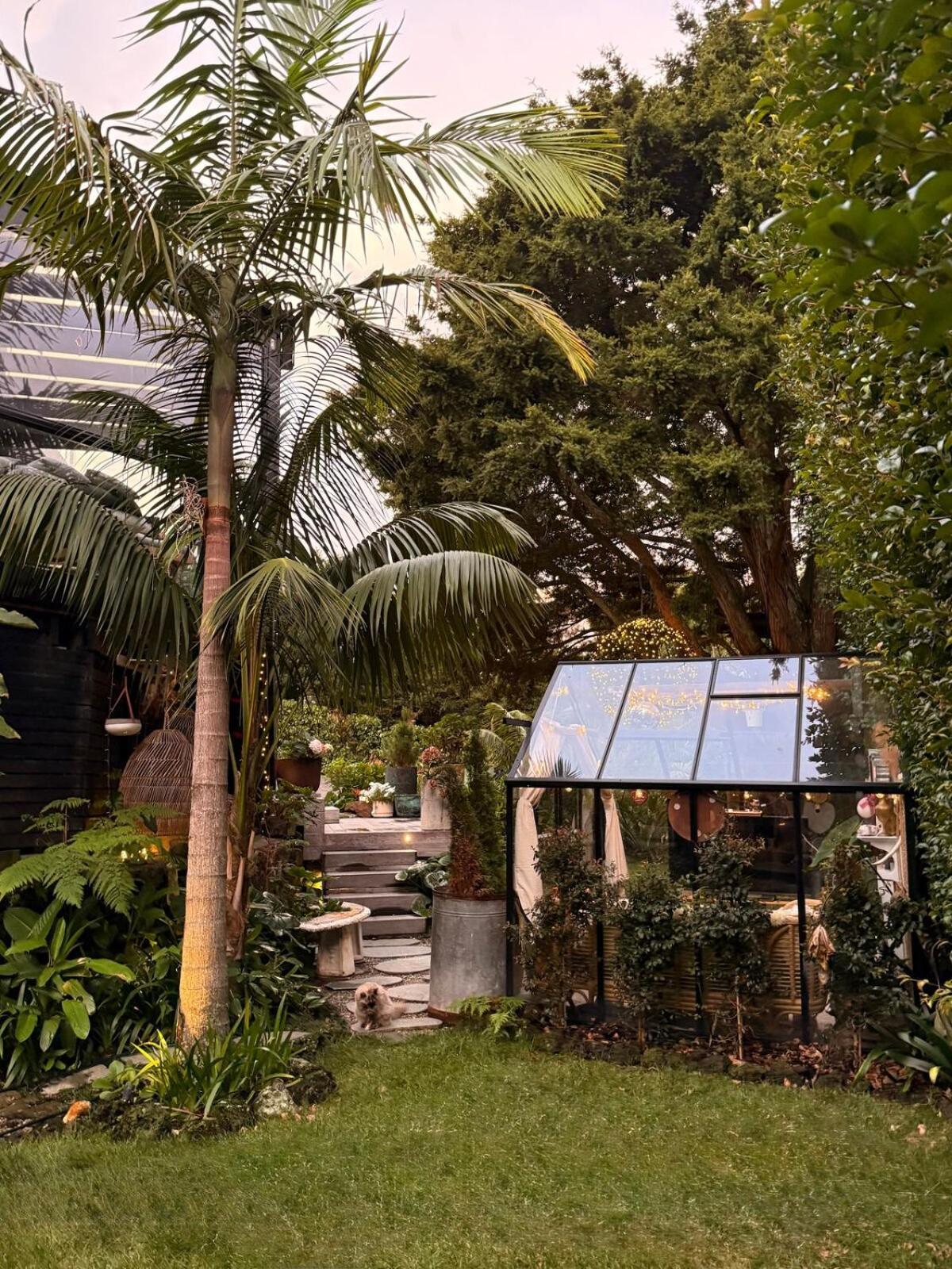 Romantic Retreat, Hot Tub, Glasshouse, Ensuite Apartment