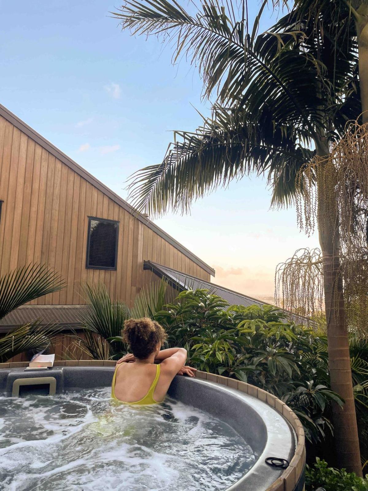 Romantic Retreat, Hot Tub, Glasshouse, Ensuite * Auckland