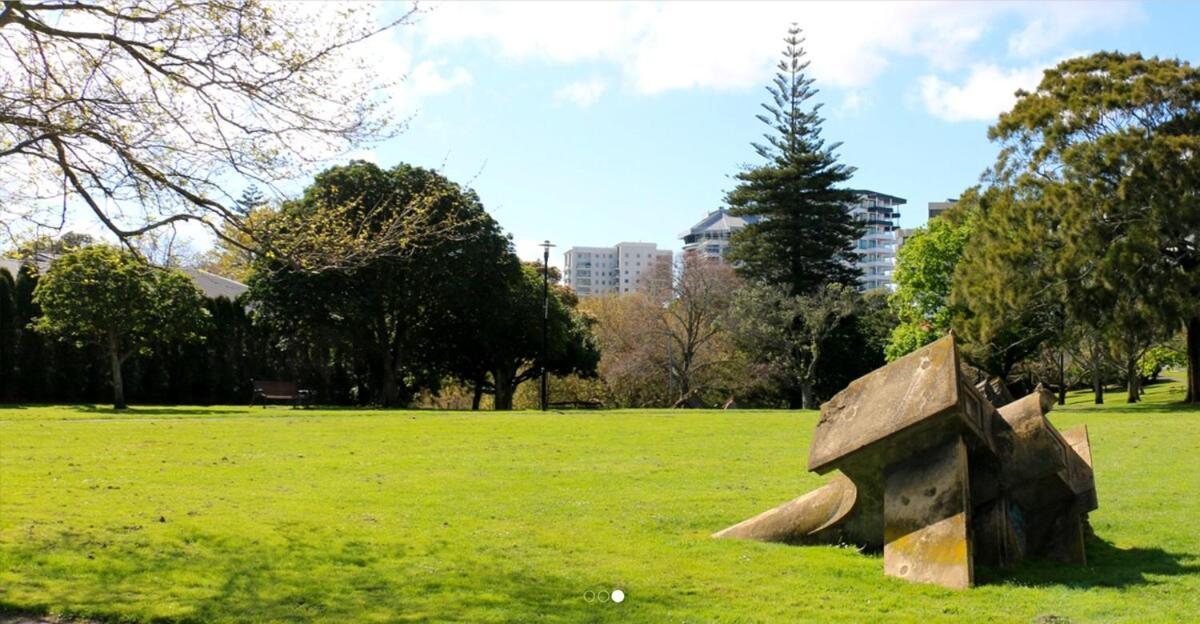 Ponsonby View With Pool In Centre *