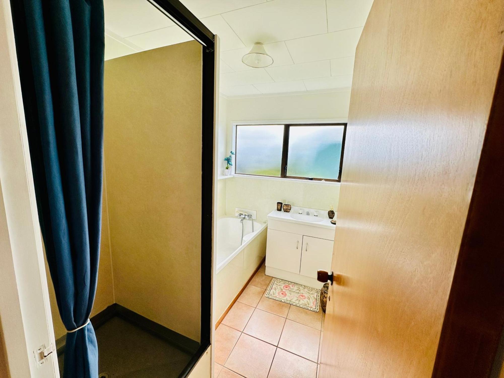 Two Bedroom Airport Flat Free Wi-fi Parking Peaceful *