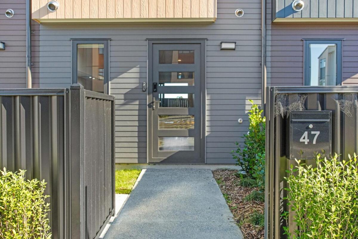 Fantastic Favona Style And Luxury 3 Bedroom And 2 Bath *