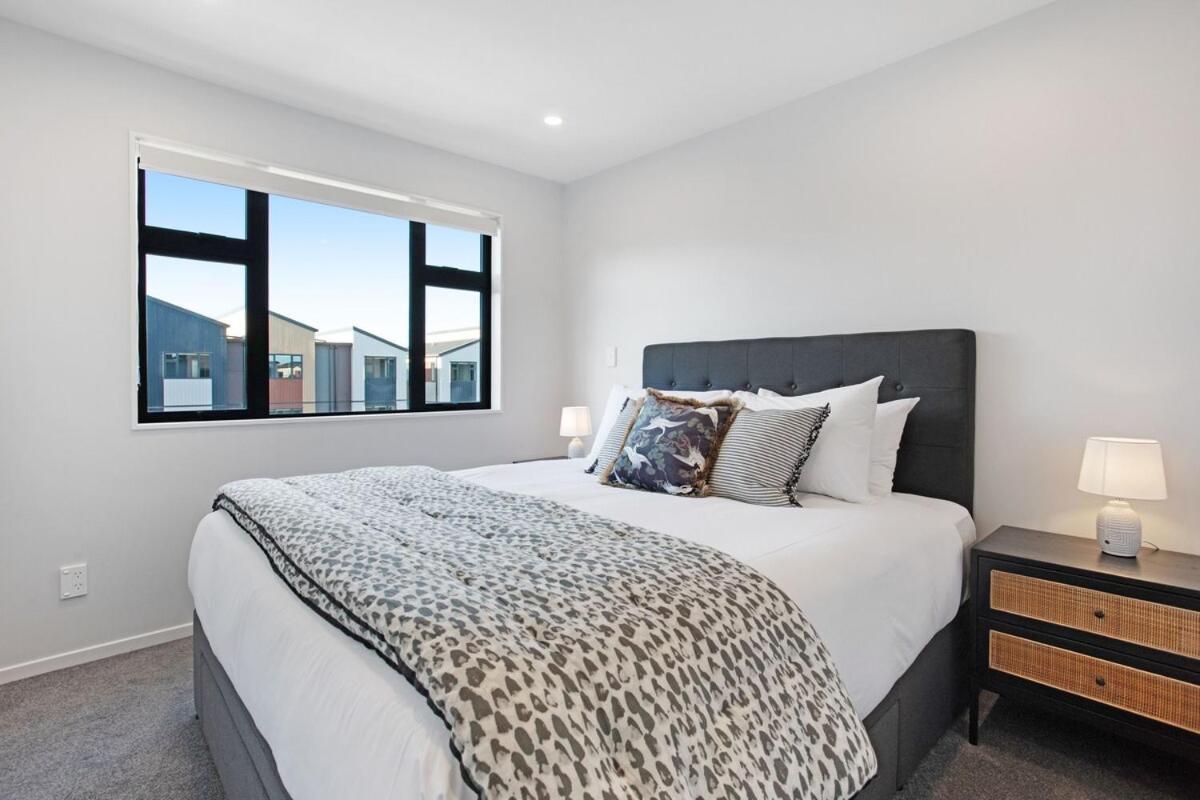 Fantastic Favona Style And Luxury 3 Bedroom And 2 Bath
