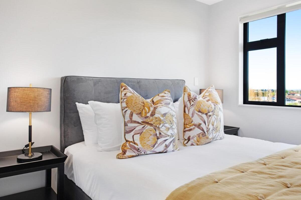Fantastic Favona Style And Luxury 3 Bedroom And 2 Bath