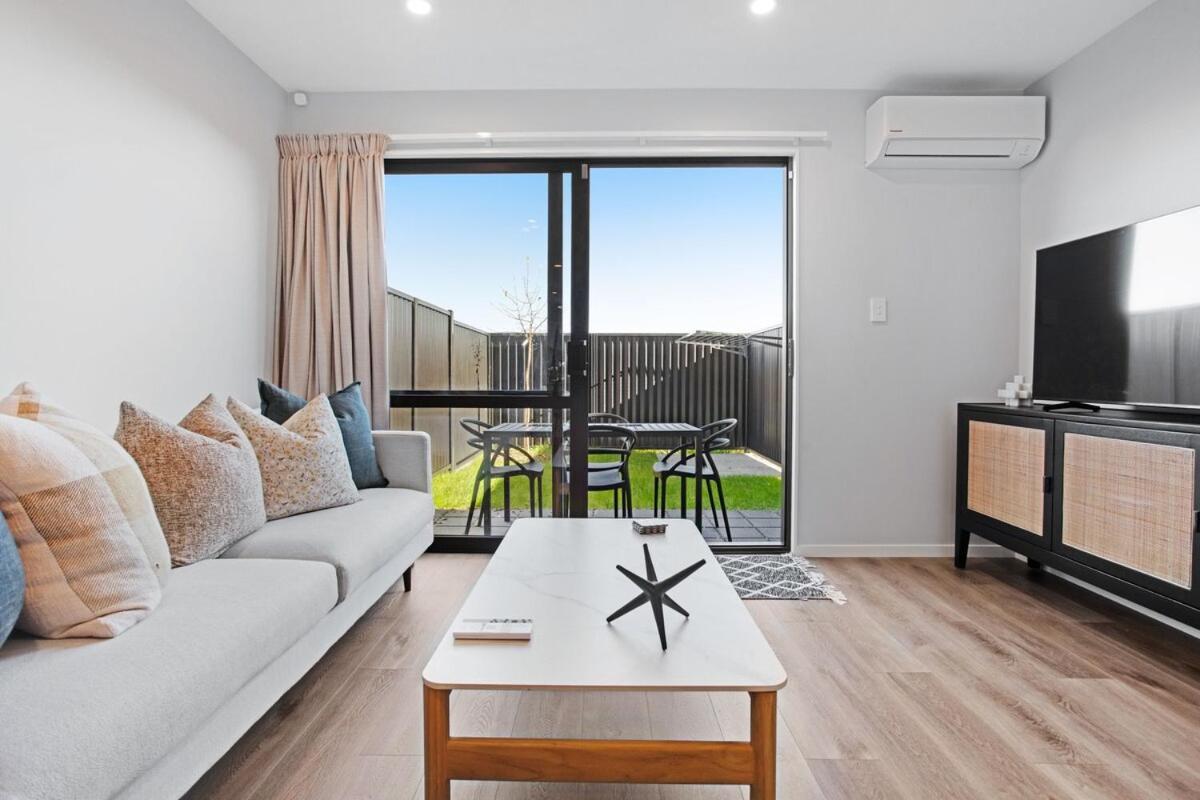 Fantastic Favona Style And Luxury 3 Bedroom And 2 Bath *