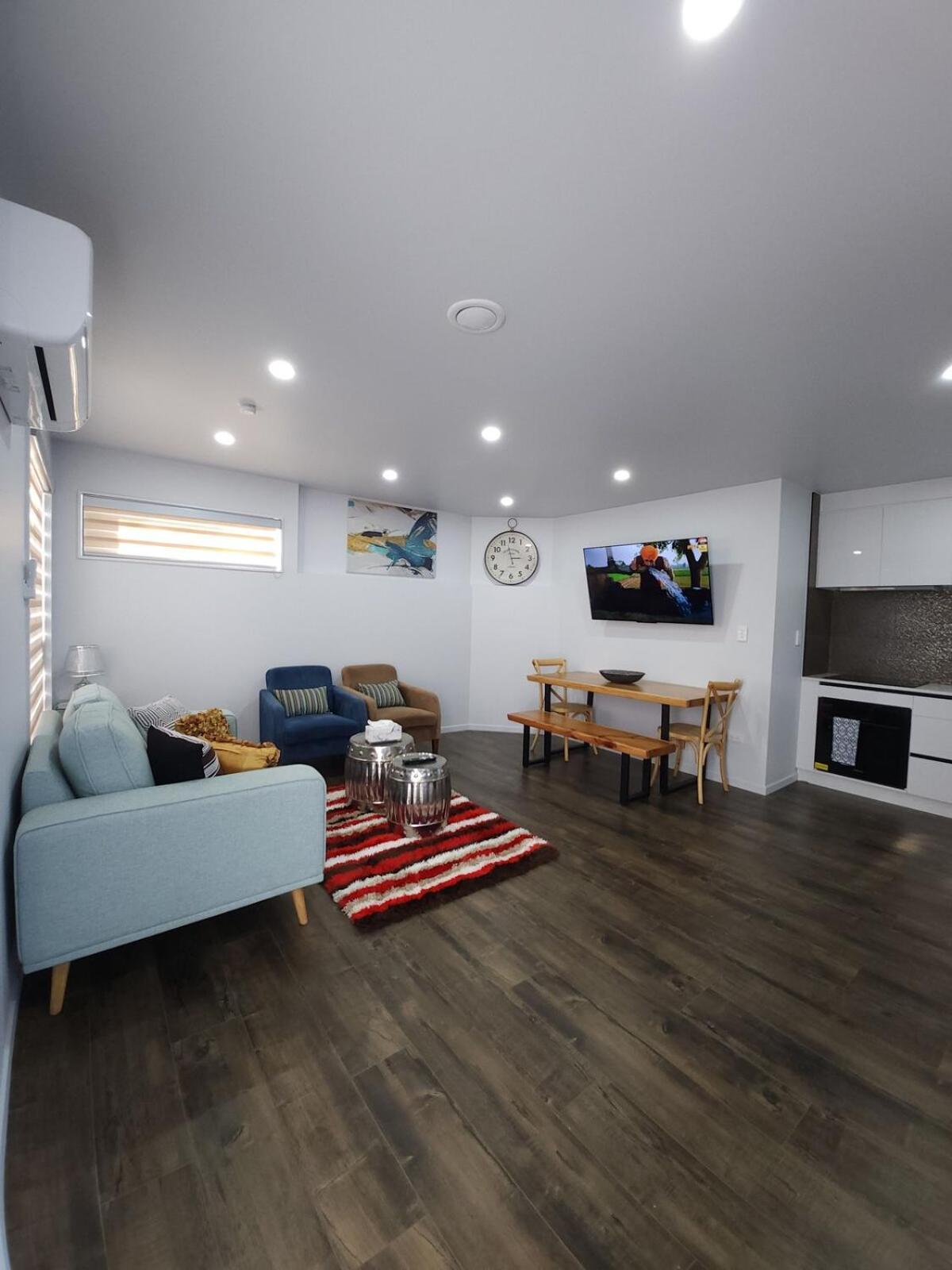 Entire 3 Bdrm Home Near Airport *