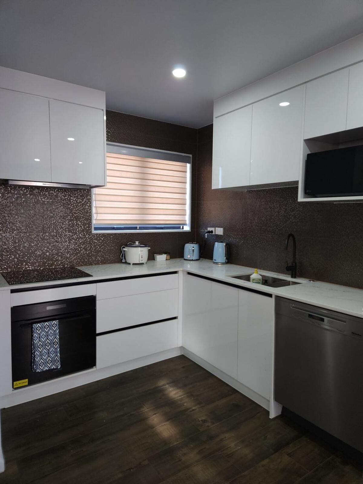 Apartment Entire 3 Bdrm Home Near Airport *
