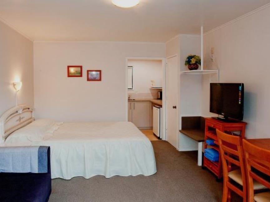 Monument Motor Papakura 3*