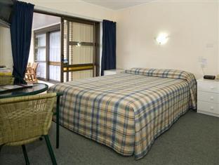 Dukes Midway Motel 4*
