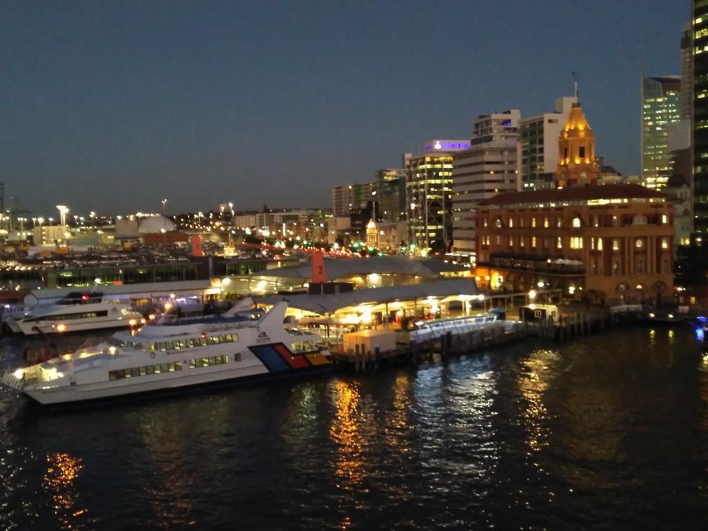 Princes Wharf 1br Sub-penthouse With Panoramic & Ocean Views Auckland