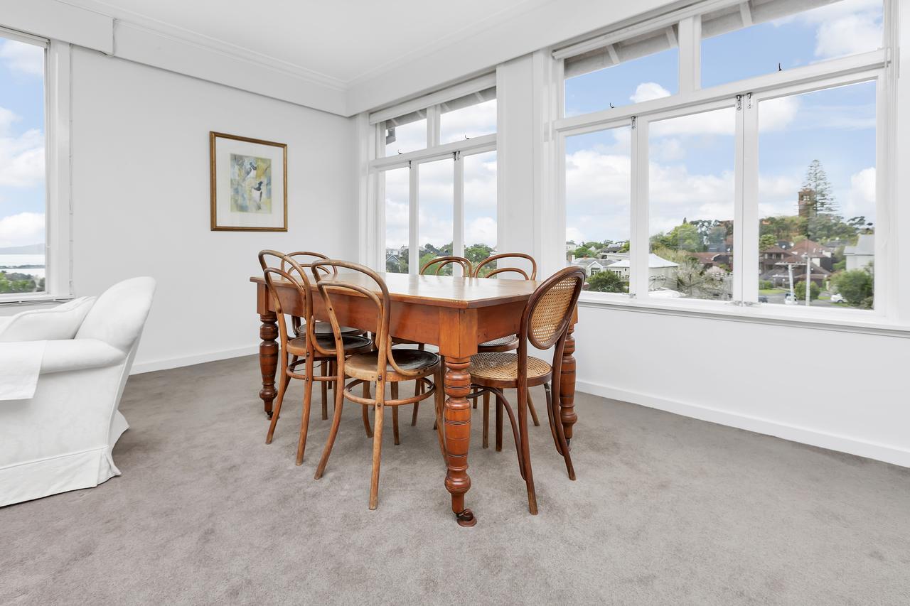 Spacious Sunny Seaview *