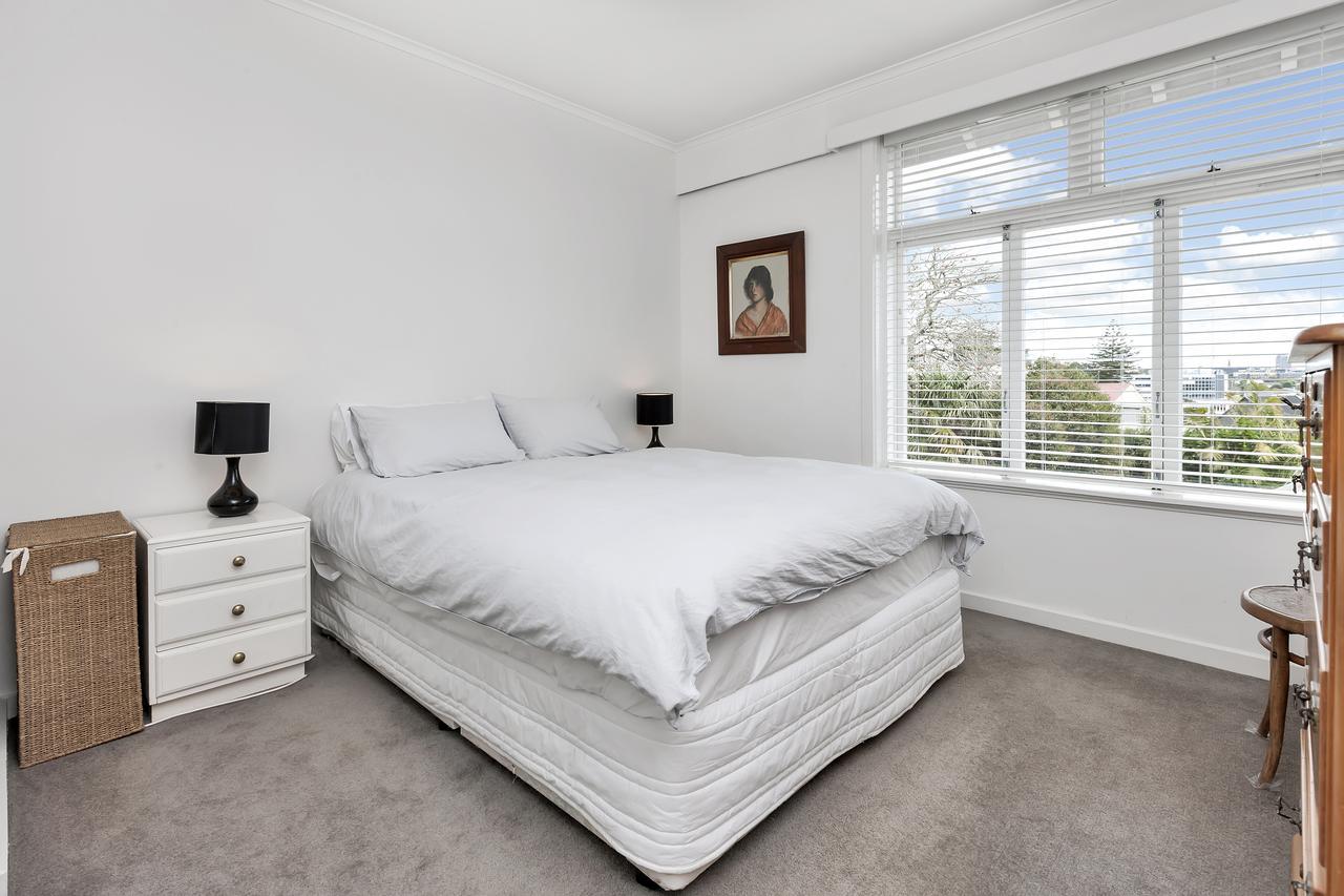 Spacious Sunny Seaview Apartment Auckland