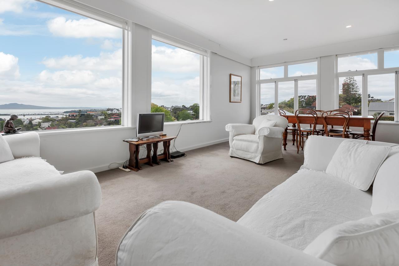 Spacious Sunny Seaview Apartment *