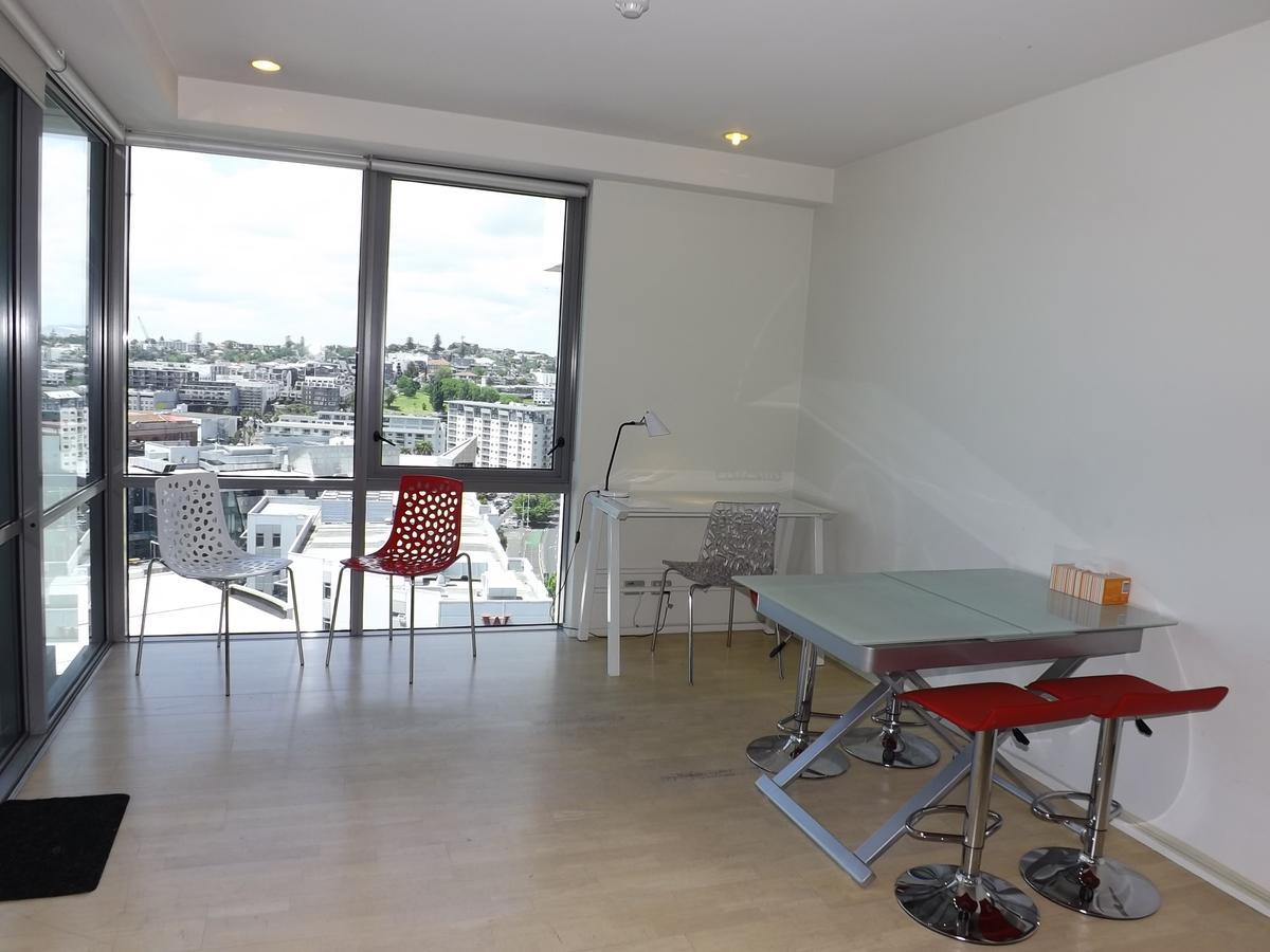 Waterfront Highrise Apartment *