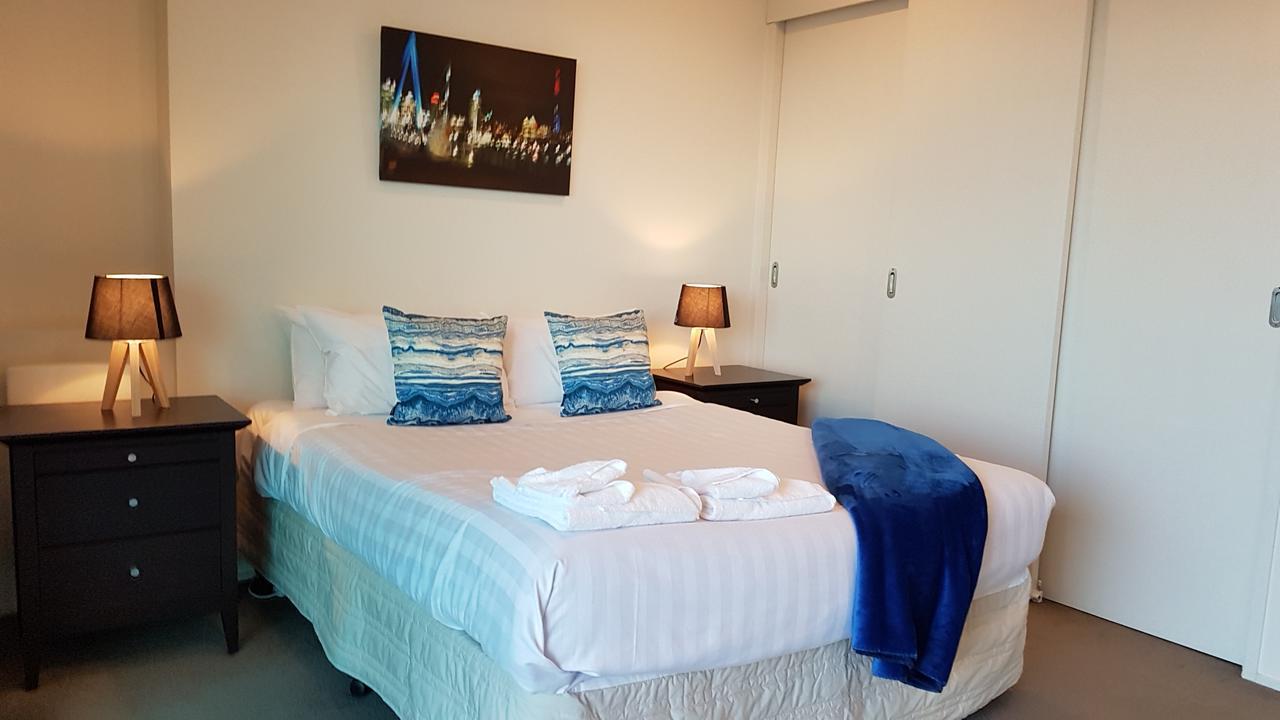 Central Harbor Views Apartment * Auckland
