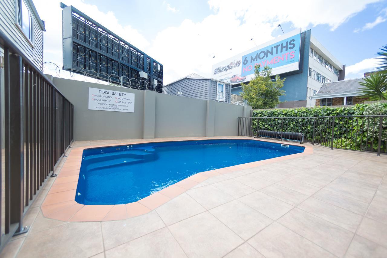Dynasty Gardens 2 Bedroom Apartment- Free Parking! *